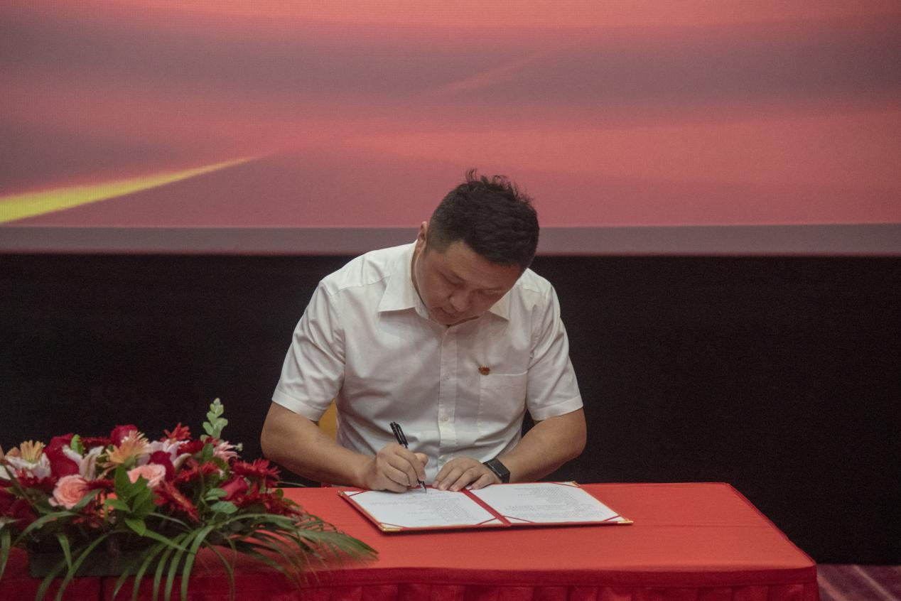星空体育(中国)官方网站-xingkong sports
与规划学院党总支书记邱岚签署党建共建协议书