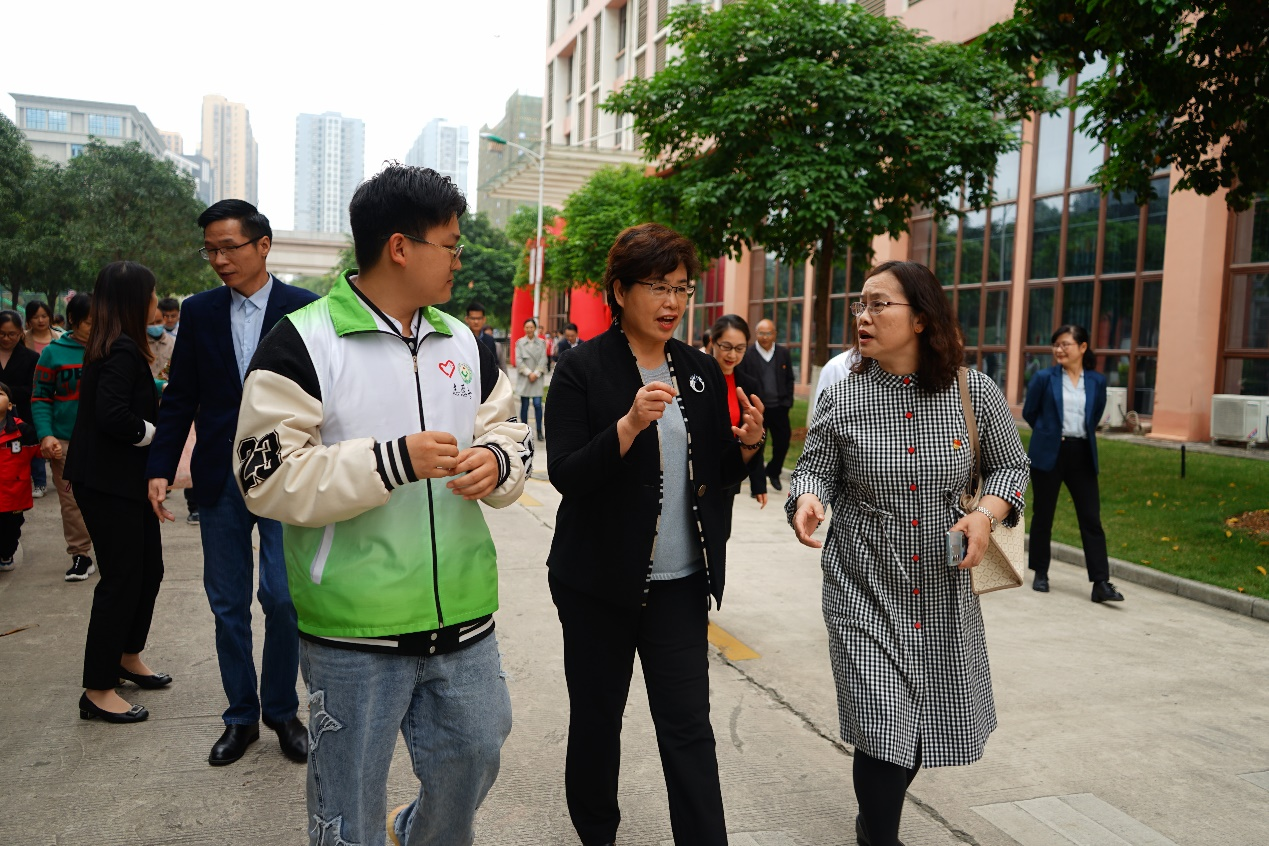 自治区残联党组书记、理事长黄丽娟（中）与星空体育(中国)官方网站-xingkong sports
设备学院党总支书记侯文淑（右）对活动进行深入沟通交流